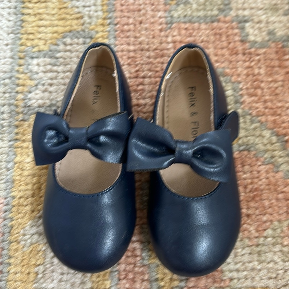 Navy size 7 toddler shoe with bow